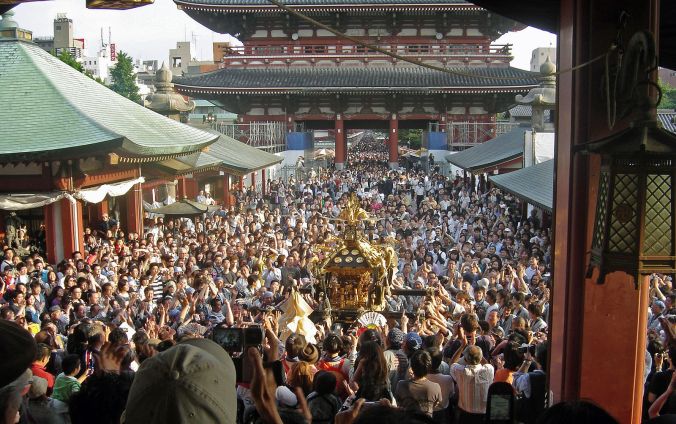 View_of_mikoshi_from_sensoji_Sanja_Matsuri_2006-3